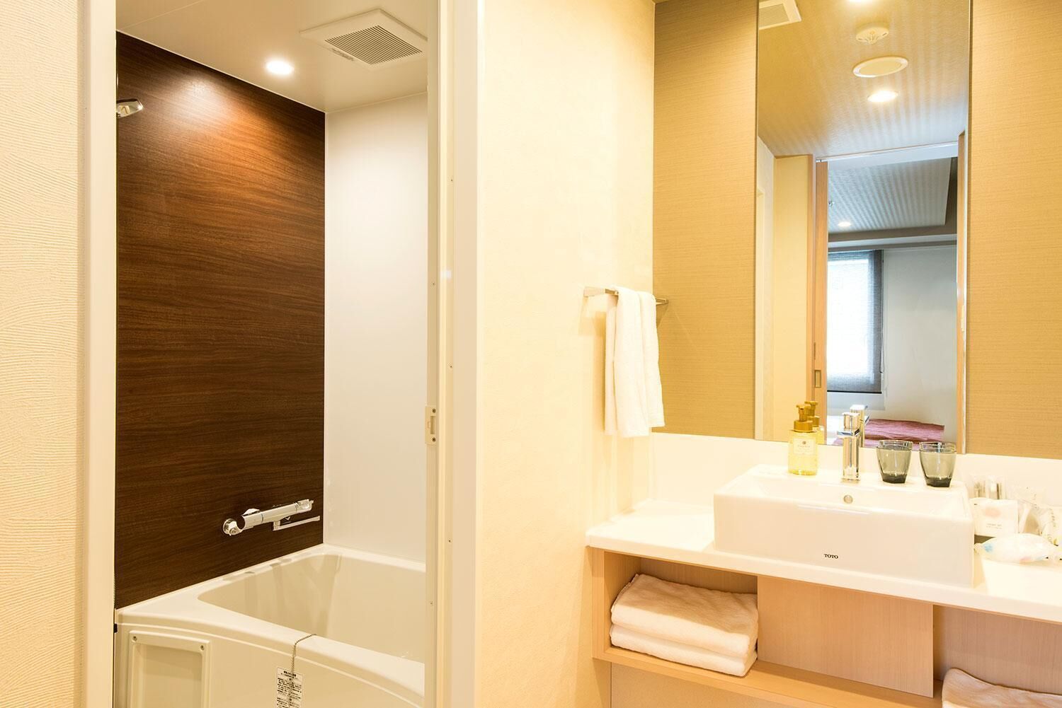 combined shower/bathtub, deep-soaking bathtub, free toiletries