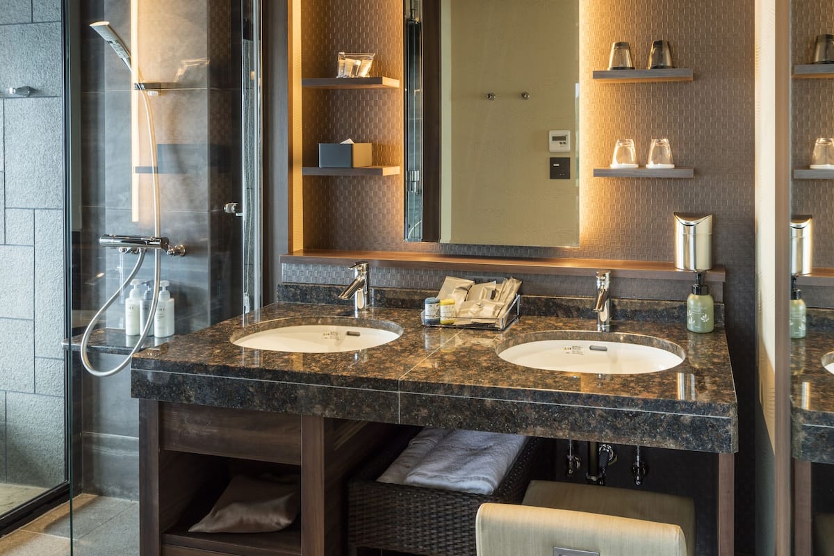 separate bathtub and shower, deep-soaking bathtub, free toiletries