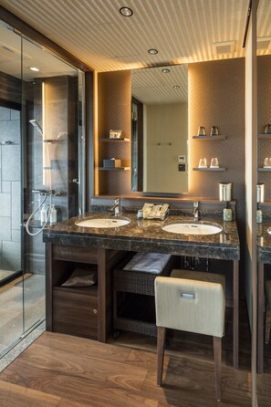Separate bathtub and shower, deep-soaking bathtub, free toiletries - The Lake Suite Ko No Sumika (Sobetsu)