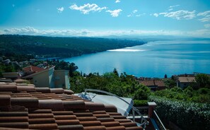 A coastal town with terracotta rooftops, a clear view of the sea, and lush greenery. - Luxury Three-bedroom Apartment With Amazing Overlook at the sea (Opatija)