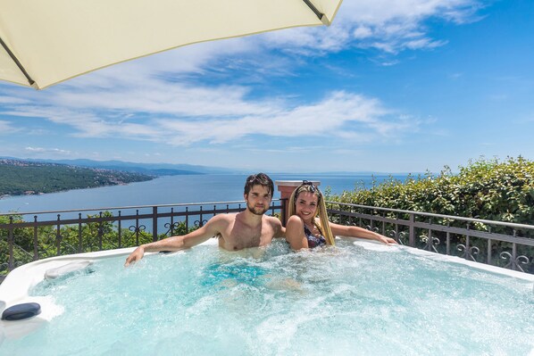 Outdoor spa tub - Luxury Three-bedroom Apartment With Amazing Overlook at the sea (Opatija)