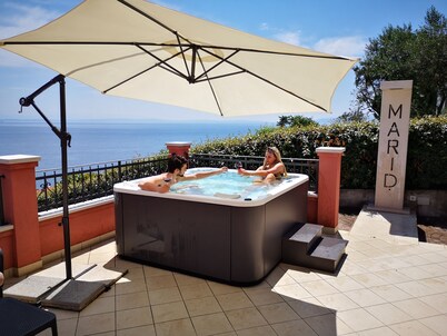 Luxury Three-bedroom Apartment With Amazing Overlook at the sea