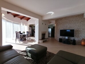 Departamento, 3 habitaciones, vista al mar | Área de sala de estar | Televisión, estación para iPod y libros 