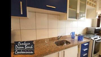 Fridge, oven, stovetop, electric kettle