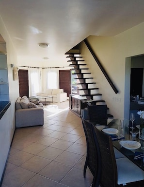 Luxury Apartment, 4 Bedrooms, Patio, Sea View (I102) | In-room dining