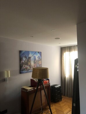 คอมฟอร์ทดูเพล็กซ์, เตียงควีนไซส์ 1 เตียง, ปลอดบุหรี่ | บริเวณนั่งเล่น | ทีวี