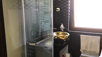 Duplex conforto, 1 cama Queen, para não fumantes | Banheiro | Chuveiro, toalhas de banho