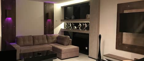Apartment | Wohnbereich | Fernseher