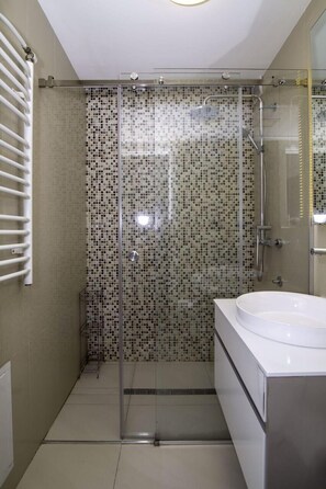 Apartment, 1 Queen-Bett, Nichtraucher | Badezimmer | Dusche, Handtücher