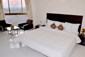 Blackout curtains, cots/infant beds, free WiFi, bed sheets - Siddhi Hotel & Resort (Rajula)