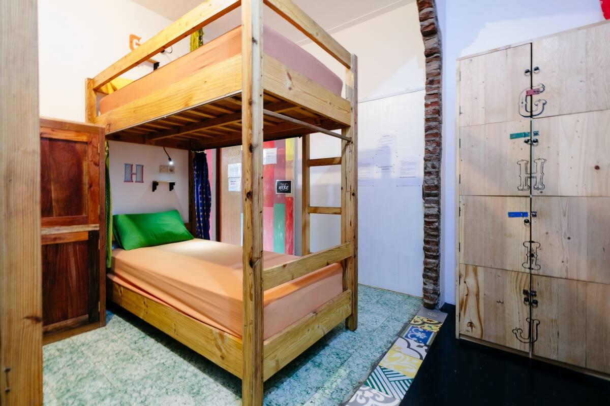 Ein Schlafraum mit Etagenbett, einem Kleiderschrank und einem Schrank.