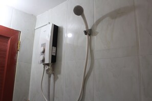 City Room, 1 Queen Bed, Non Smoking, City View | Bathroom shower - Chambre en Ville (Sen Monorom)