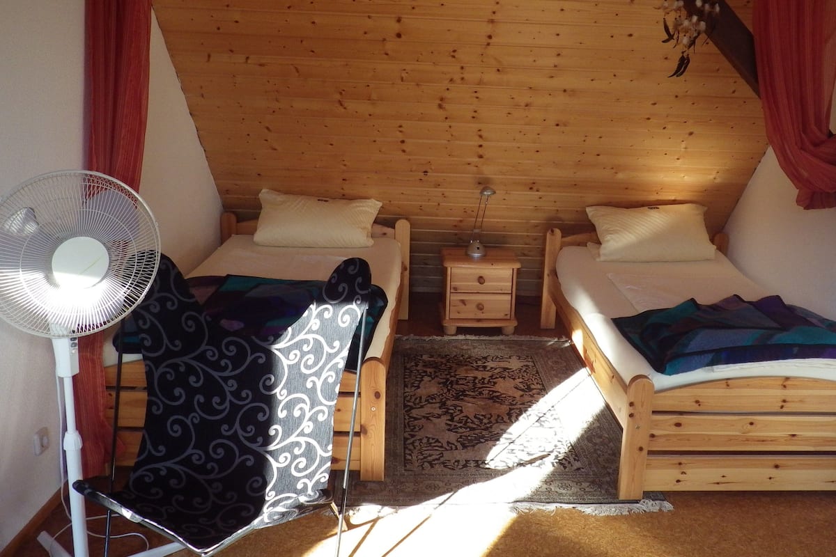 Habitación superior con 2 camas individuales | Escritorio, wifi gratis, ropa de cama