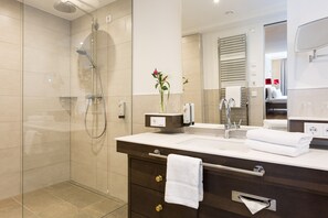 Junior Suite, 1 King Bed, Non Smoking | Bathroom | Free toiletries, hair dryer, towels - EMICHS Hotel (Amorbach)
