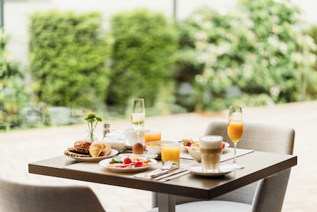 Desayuno buffet todos los días (con cargo). EMICHS Hotel