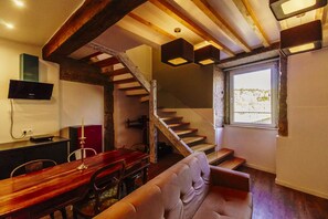 Apartamento Deluxe (Mercador) | Zona de estar | Una Smart TV, Netflix