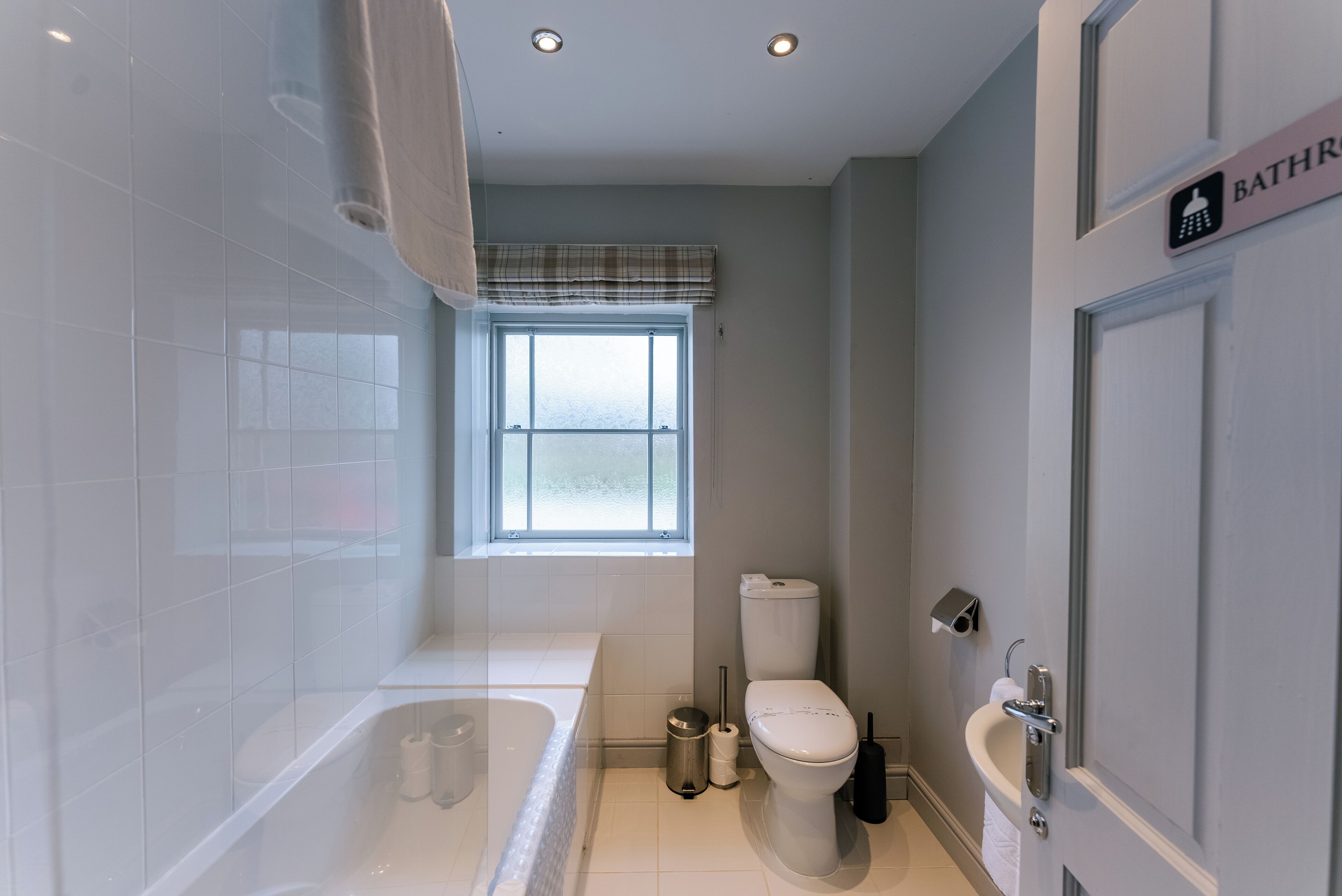 Une salle de bain moderne avec une baignoire, des toilettes et un lavabo.
