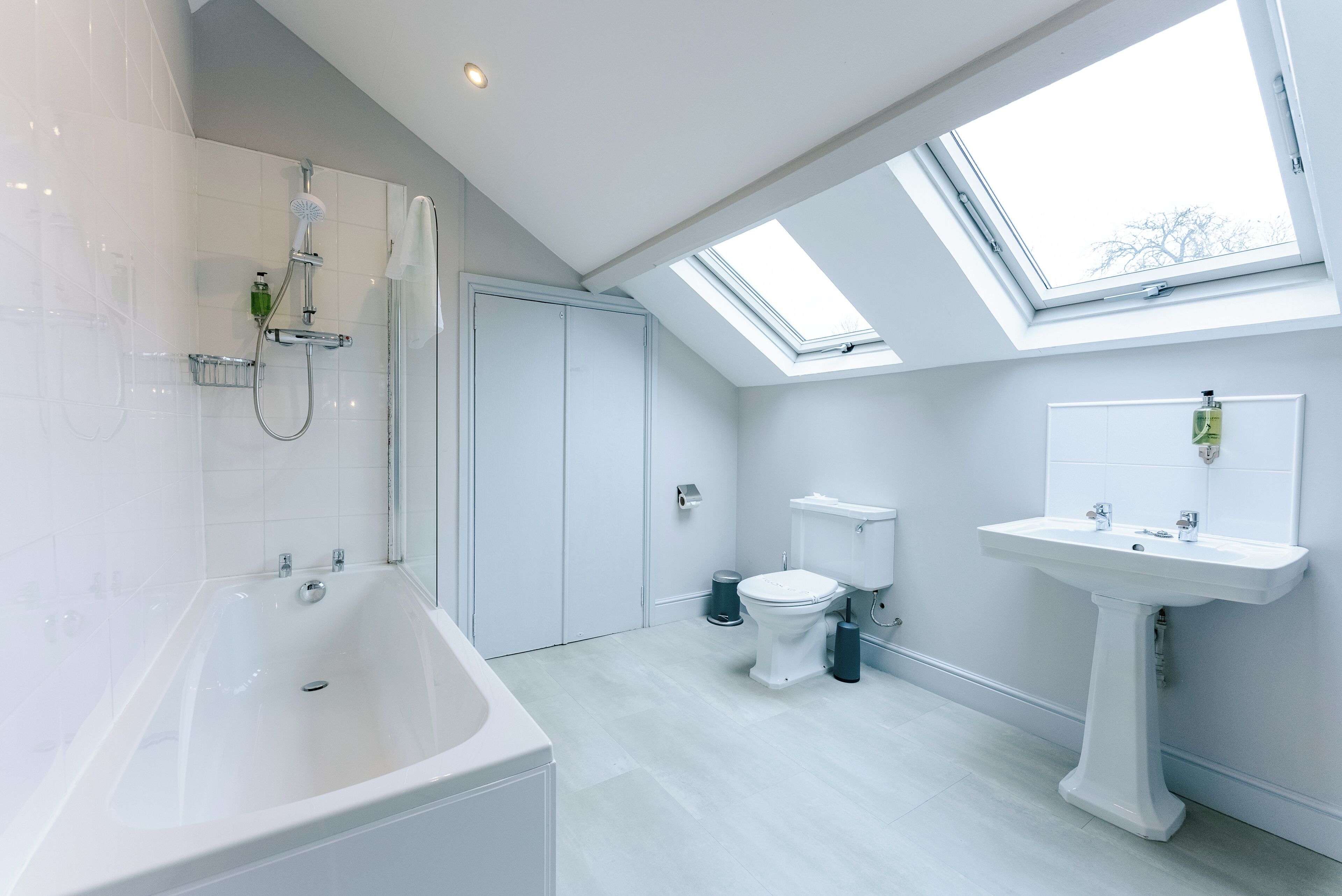 House, 6 Bedrooms (The Farmhouse Southwing) | Bilik Mandi | Pengering rambut, tuala disediakan 