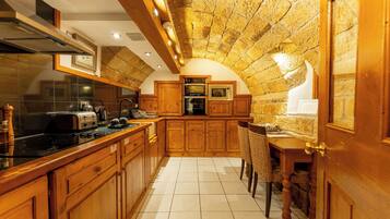House, 4 Bedrooms (The Old Wine Cellar) | Private kitchen