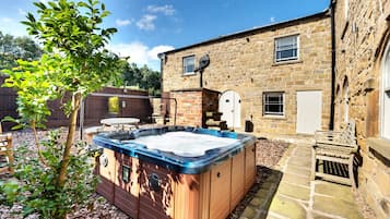 6 bedrooms, blackout curtains, soundproofing, iron/ironing board