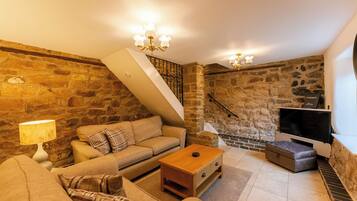 Casa, 2 habitaciones (The Dairy) | Área de sala de estar | Televisión de pantalla plana y reproductor de DVD