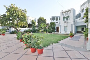 Property grounds - Hotel Sun N Step (Ahmedabad)