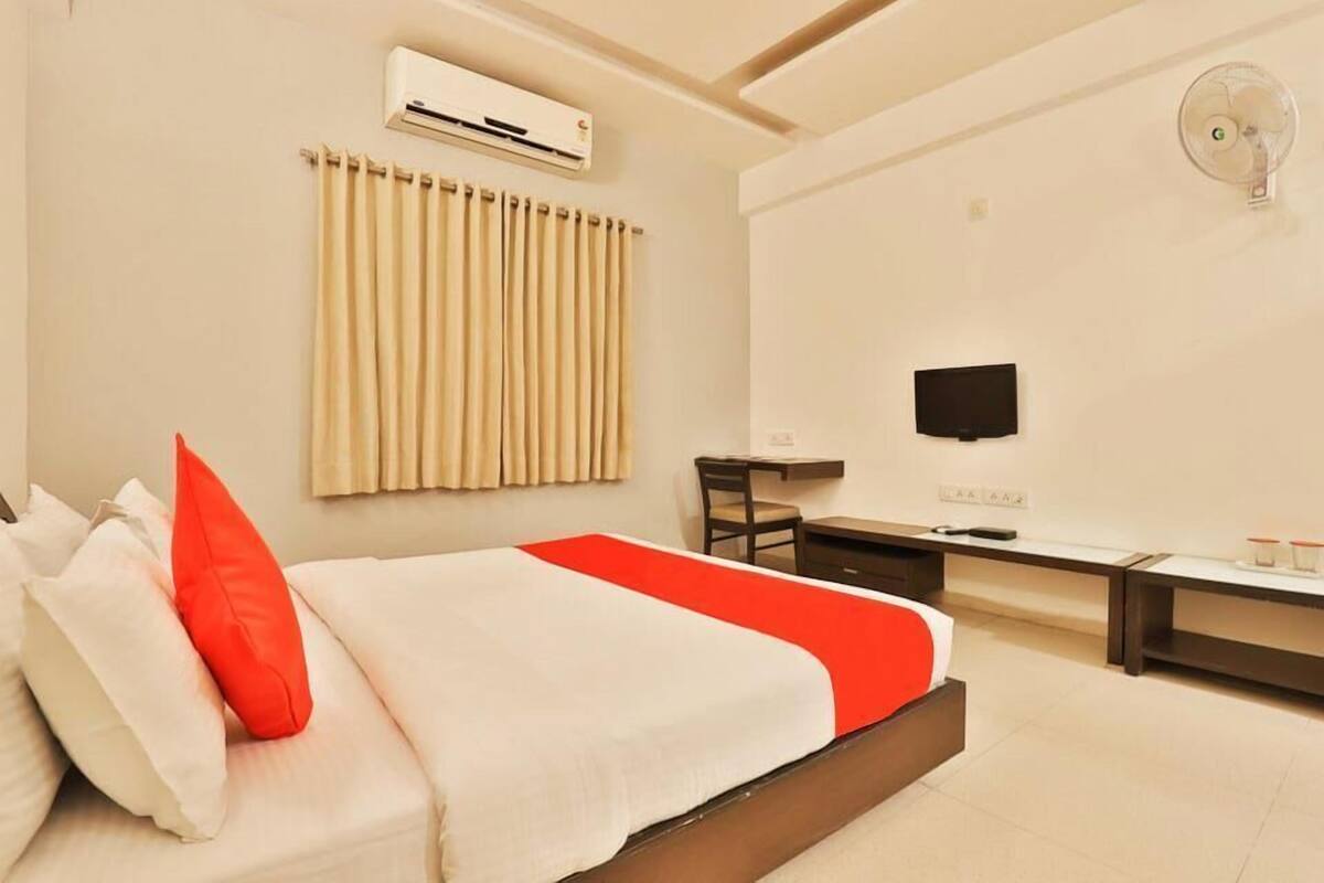 Deluxe Room, 1 King Bed, Accessible, Garden View | Iron/ironing board (on request), WiFi (free), bed sheets