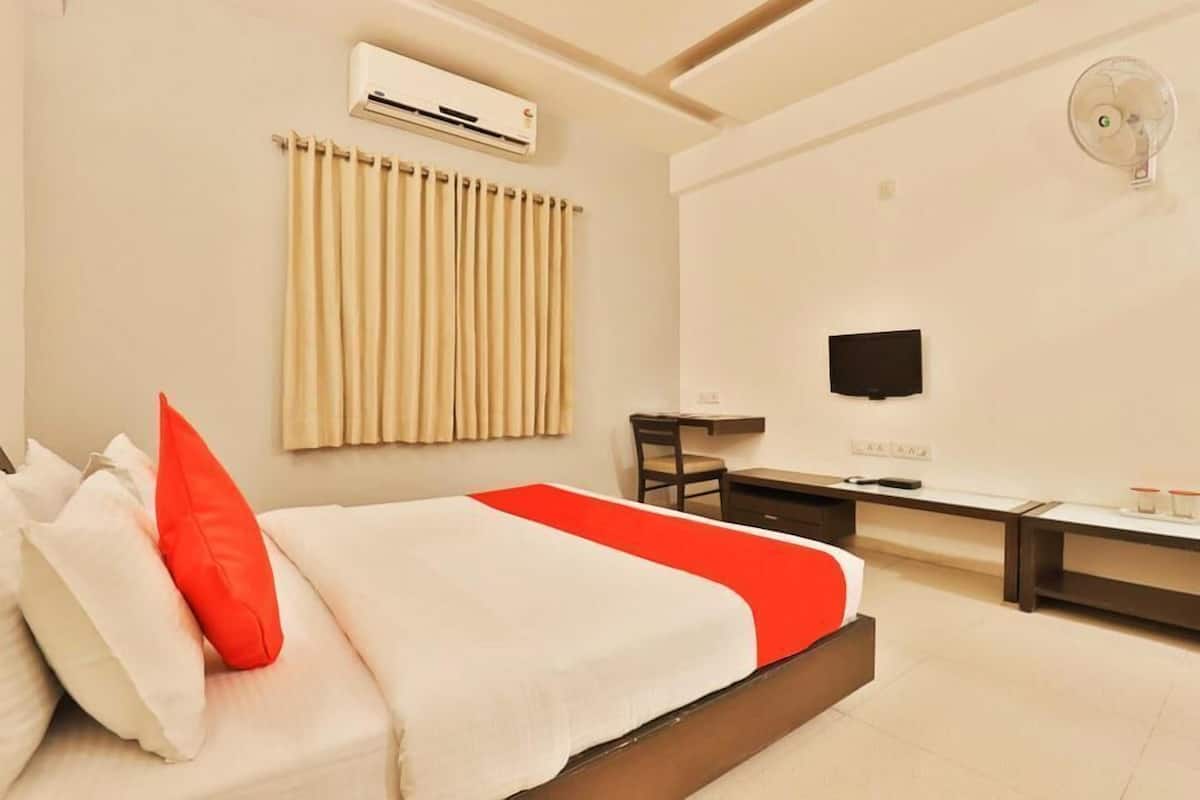 Deluxe Room, 1 King Bed, Accessible, Garden View | Iron/ironing board, free WiFi, bed sheets, wheelchair access