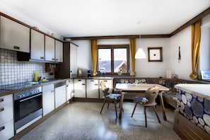 Apartment | Gemeinschaftsküche | Kühlschrank, Mikrowelle, Ofen, Herdplatte