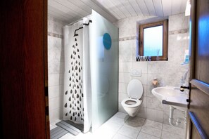 Apartment | Badezimmer | Dusche, kostenlose Toilettenartikel, Haartrockner, Handtücher