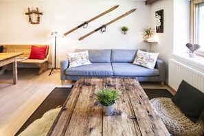 Apartemen | Ruang keluarga | TV layar datar dan pemutar DVD