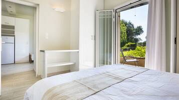 Departamento, 2 habitaciones (Ground Floor) | Caja de seguridad en la habitación, escritorio y insonorización