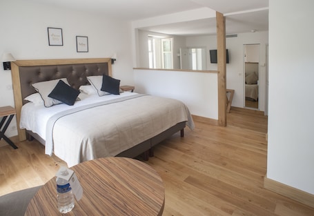 Privilège | In-room safe, desk, soundproofing, iron/ironing board. Hotel Beau Site Notre Dame
