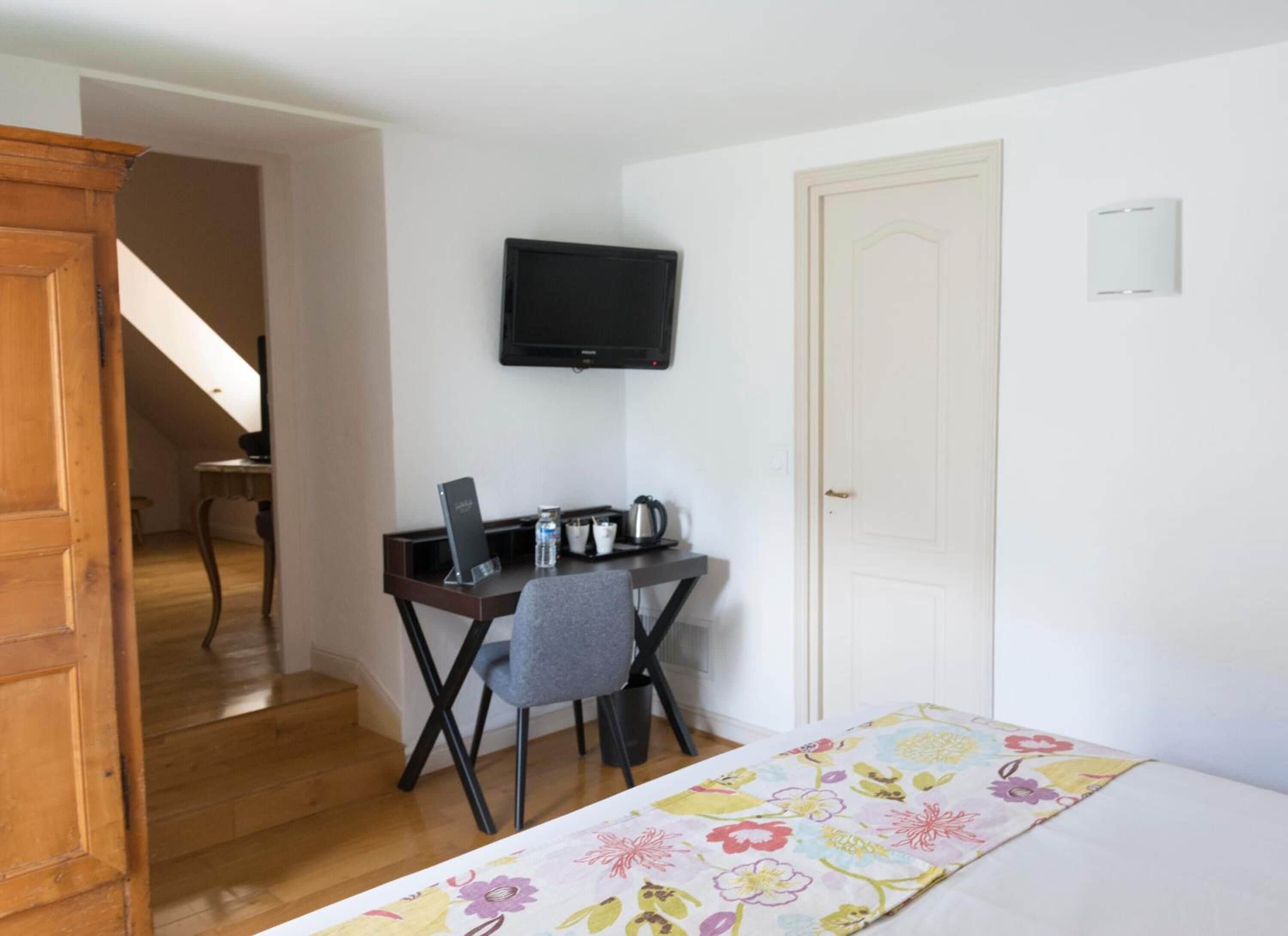 in-room safe, desk, soundproofing, iron/ironing board