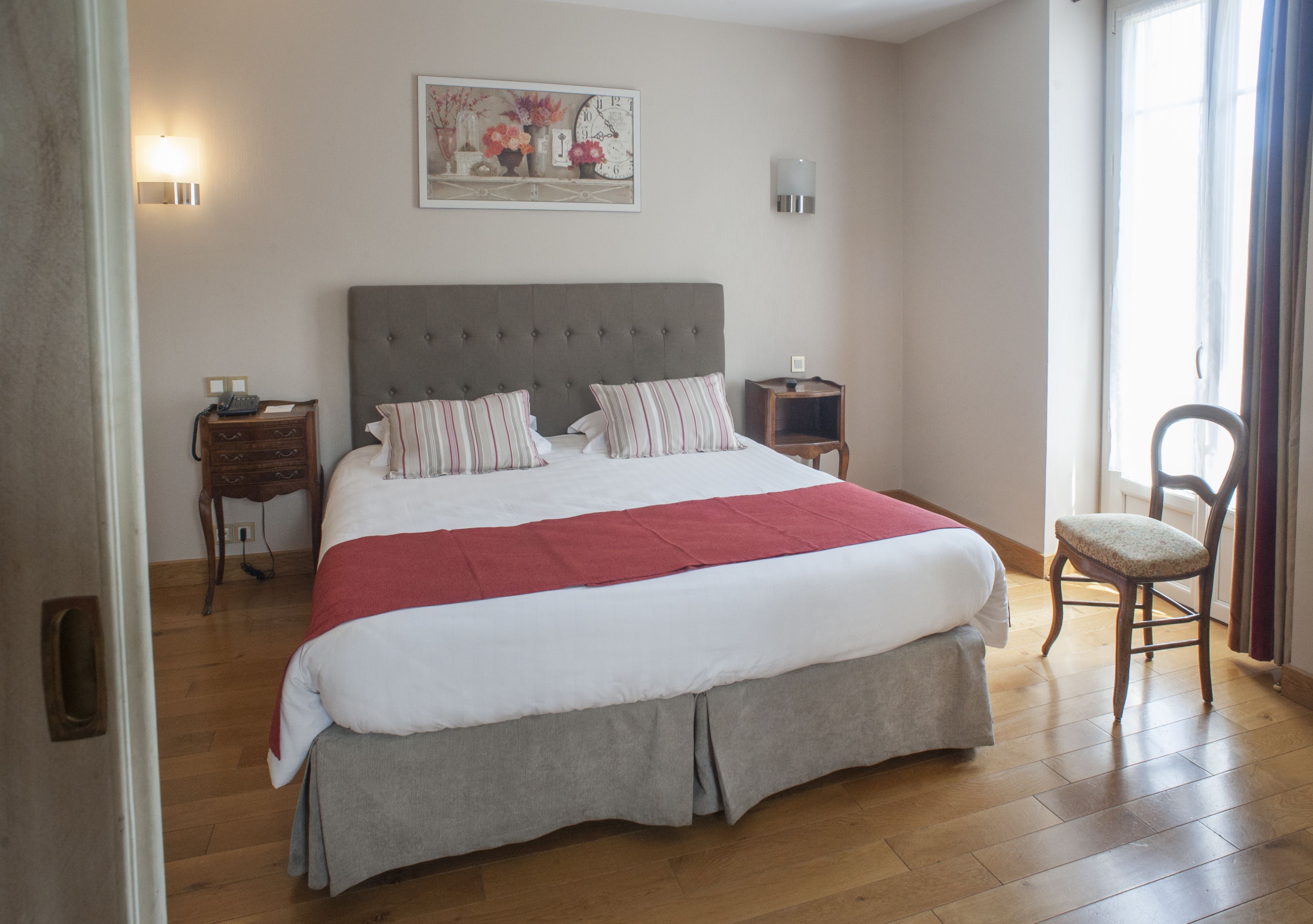 privilège | in-room safe, desk, soundproofing, iron/ironing board