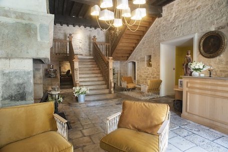 Lobby. Hotel Beau Site Notre Dame