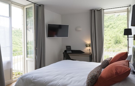 Room Privilege View Vallee | In-room safe, desk, soundproofing, iron/ironing board. Hotel Beau Site Notre Dame