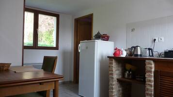 Studio Classique, 1 grand lit, non-fumeurs, cuisine (Champêtre) | Cuisine privée | Grand réfrigérateur, micro-ondes, cafetière/bouilloire