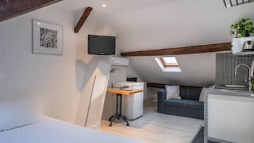 Standard Studio, 1 Queen Bed, Non Smoking | Soundproofing, free WiFi, bed sheets