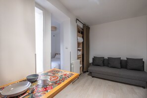 传统开间, 1 张大床和 1 张沙发床, 无烟房 | 隔音、免费 WiFi、床单