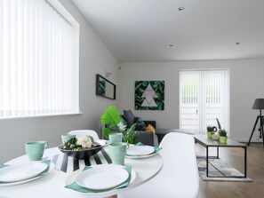 Apartment, 2 Bedrooms, Non Smoking | In-room dining