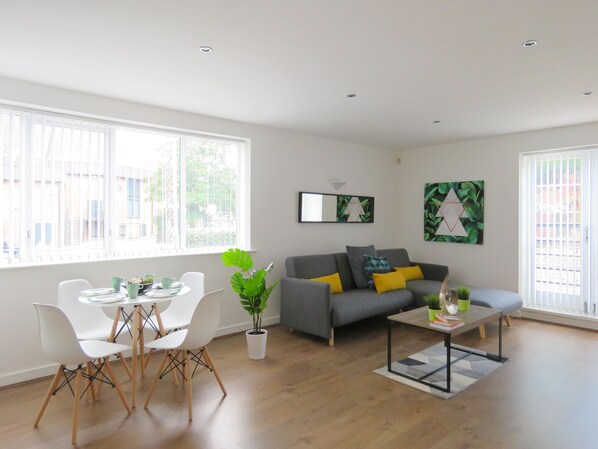 Living area - Tudors - The Emerald - Free parking (Birmingham)