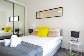 2 bedrooms, iron/ironing board, free WiFi, bed sheets - Tudors - The Emerald - Free parking (Birmingham)