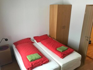 Rideaux occultants, lits bébé (gratuits), draps fournis