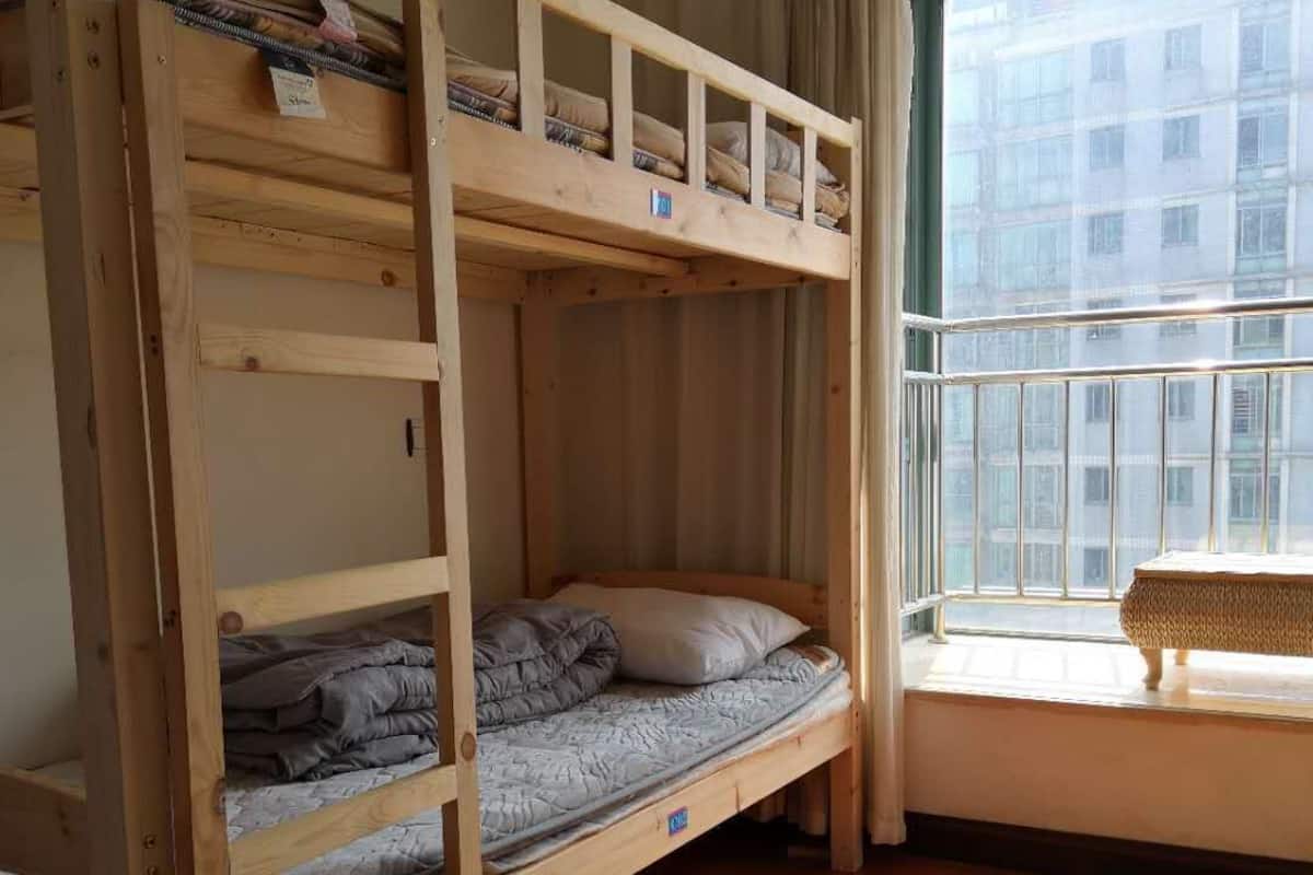 遮光窗帘、免费 WiFi、床单