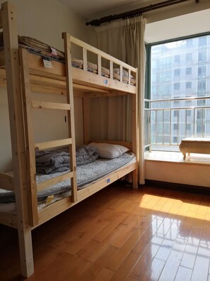 Blackout drapes, free WiFi, bed sheets - Pinkhostelling laternational (Shanghai)