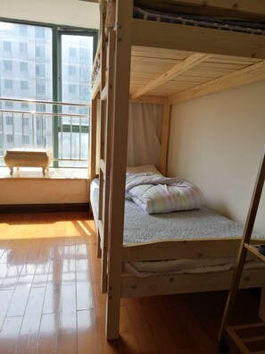 Blackout drapes, free WiFi, bed sheets - Pinkhostelling laternational (Shanghai)