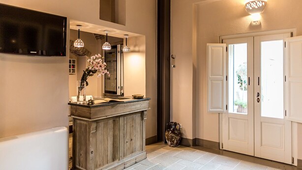 Un baño moderno con tocador de madera, un espejo, luces colgantes y un espejo grande sobre el tocador.