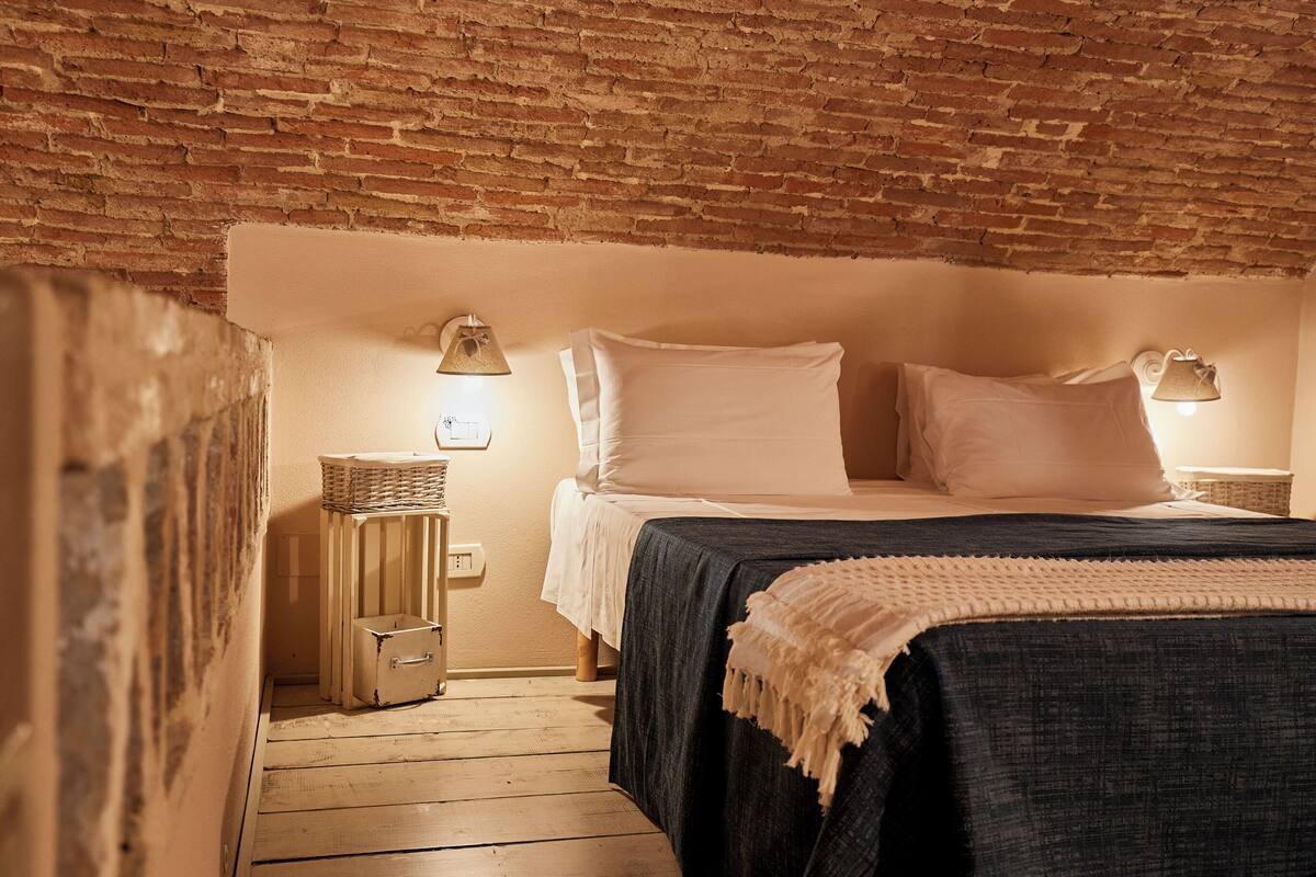Premium bedding, minibar, cribs (surcharge), WiFi (free)
