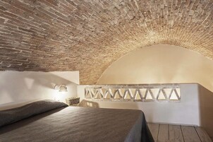 Deluxe Room, 1 King Bed (2 livelli  - Dimore) | Premium bedding, minibar, cribs/infant beds, free WiFi